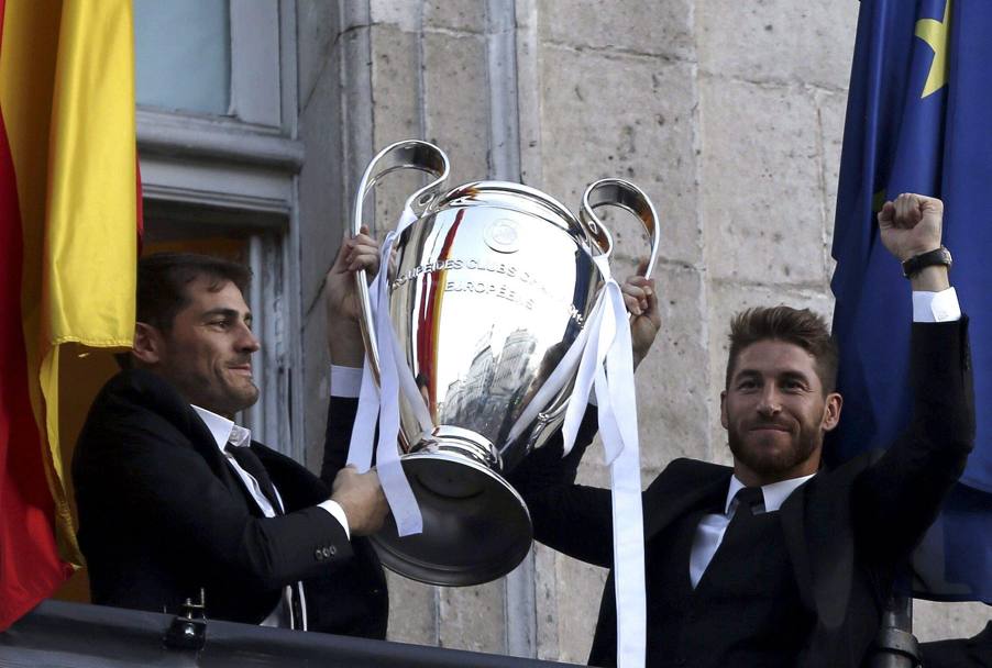 Iker Casillas e Sergio Ramos mostrano la coppa alla folla in Puerta del Sol. Epa